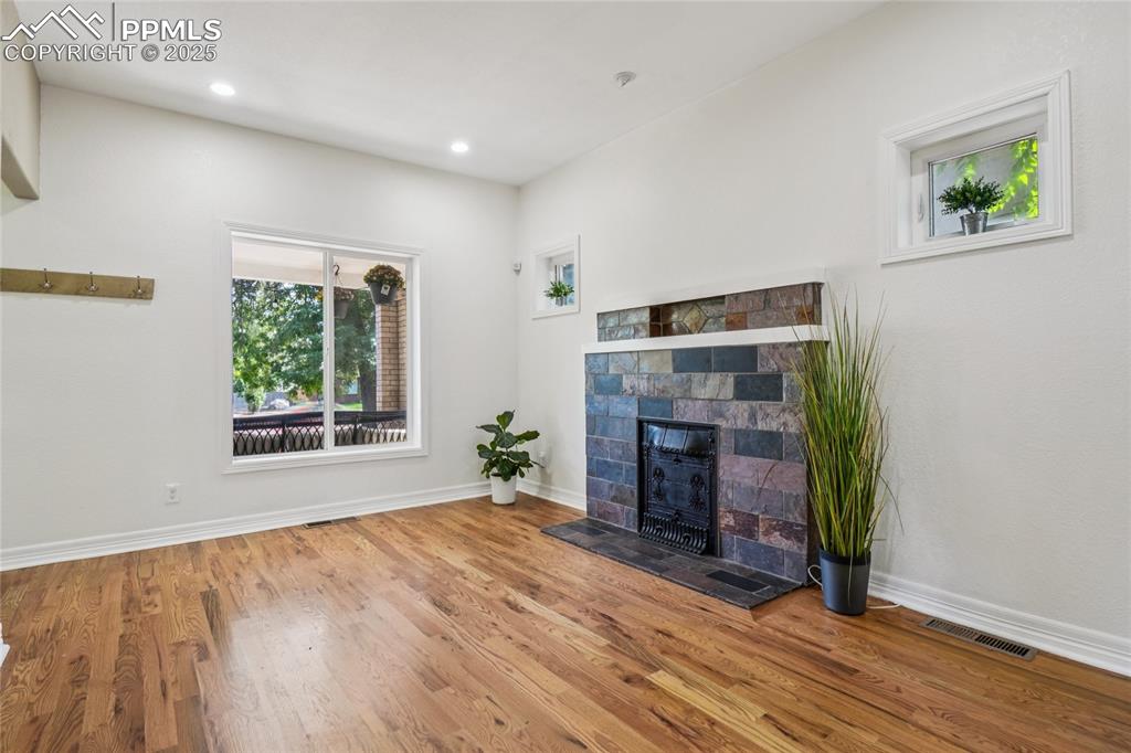 Image 10 of 50: Living Room