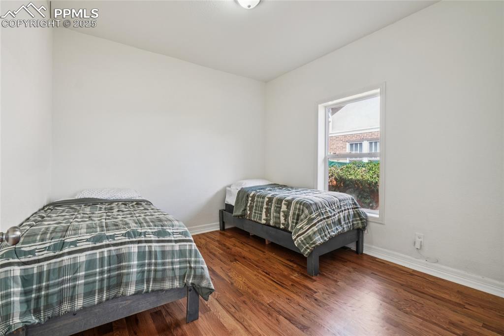 Image 17 of 50: Bedroom