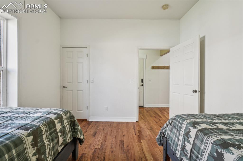 Image 18 of 50: Bedroom