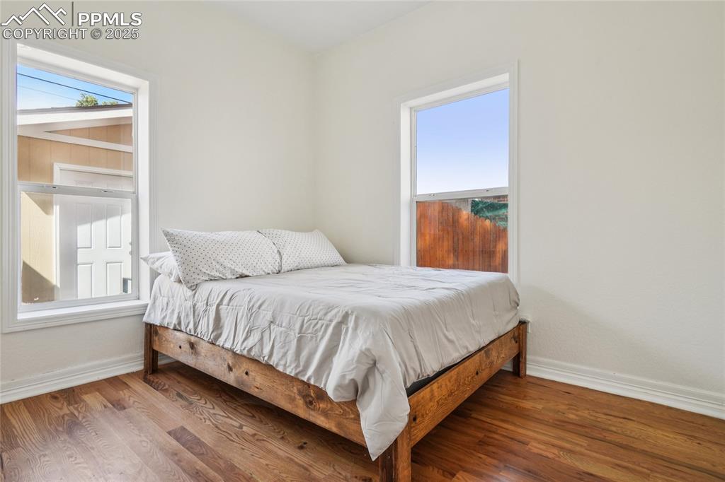 Image 21 of 50: Bedroom