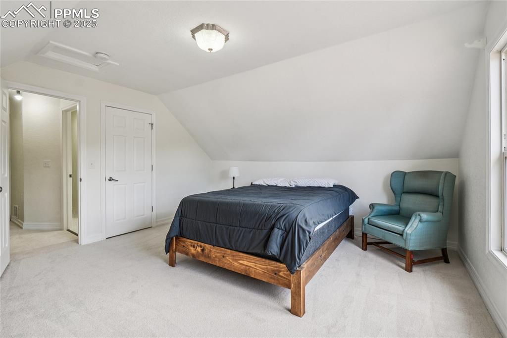 Image 26 of 50: Bedroom