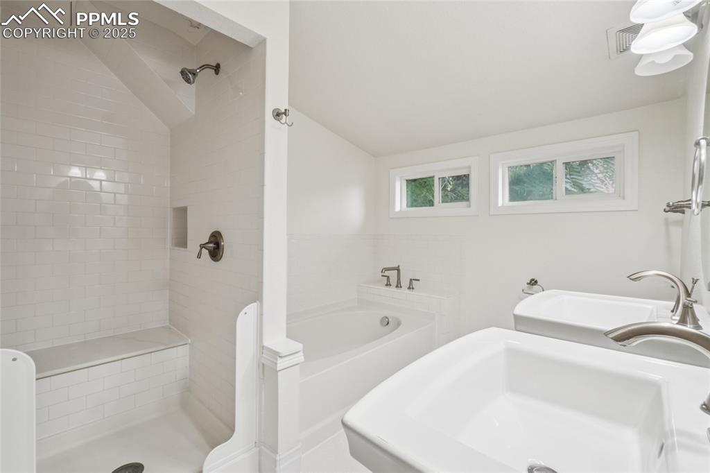 Image 28 of 50: Bathroom