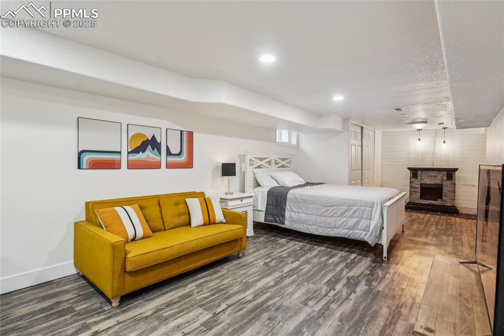 Image 37 of 50: Bedroom