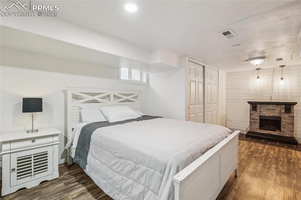 Image 38 of 50: Bedroom