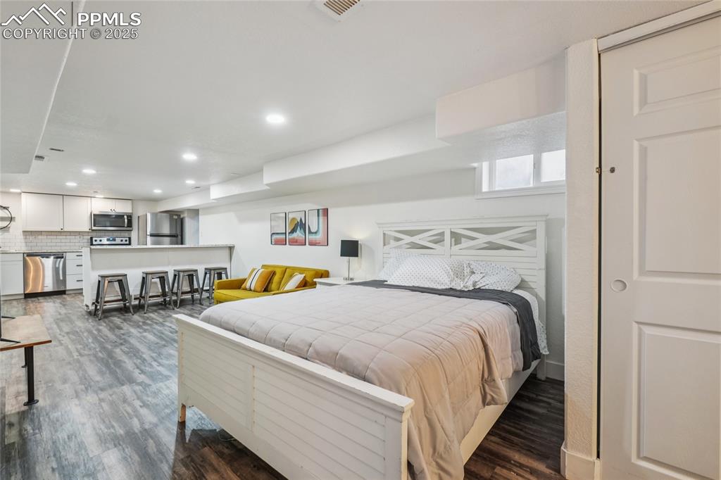 Image 39 of 50: Bedroom