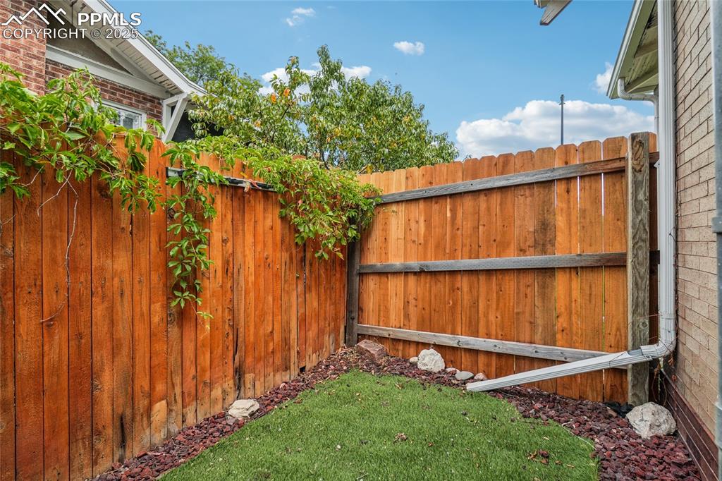 Image 46 of 50: Yard