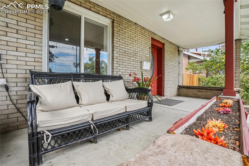 Image 7 of 50: Patio