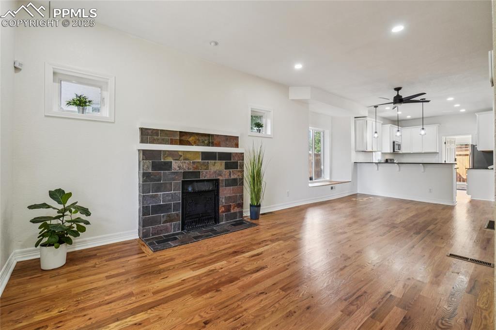 Image 9 of 50: Living Room