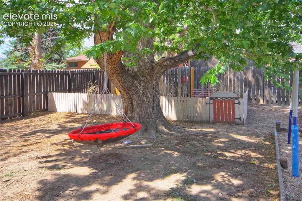 Image 36 of 39: Yard