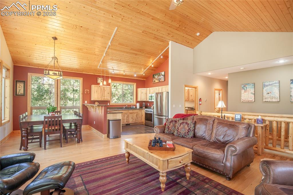 Image 12 of 50: Driveway