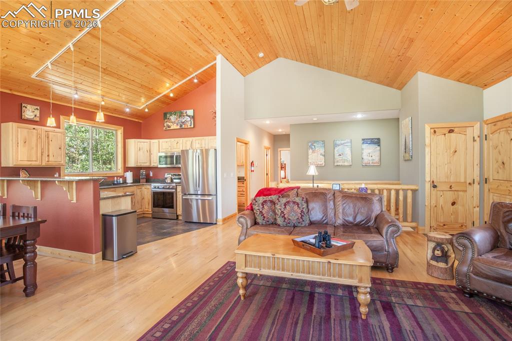 Image 13 of 50: Garage