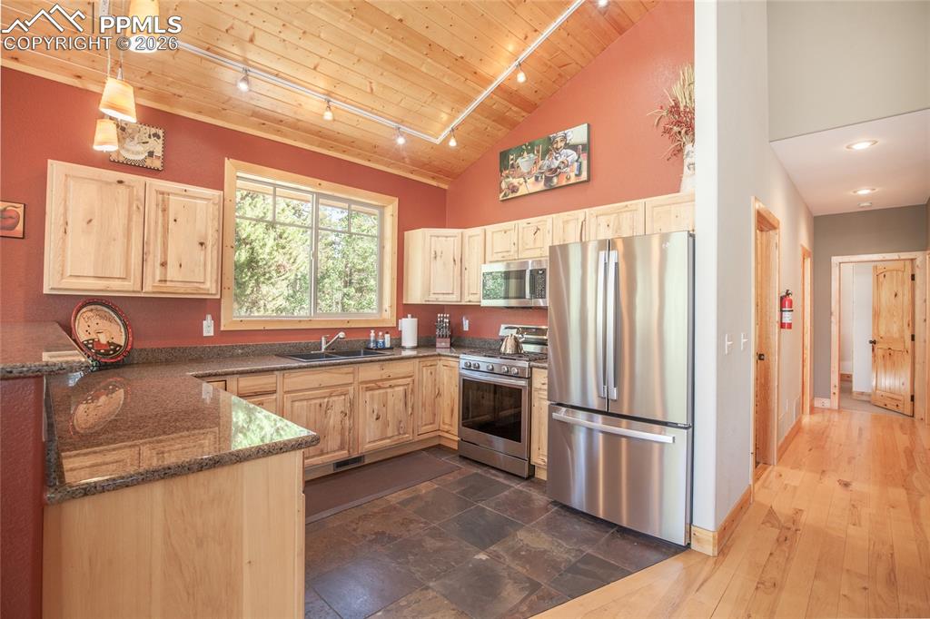 Image 16 of 50: Great Room