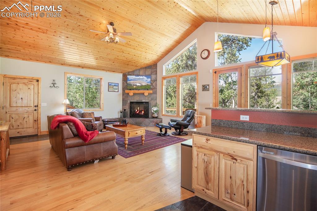 Image 19 of 50: Dining Area