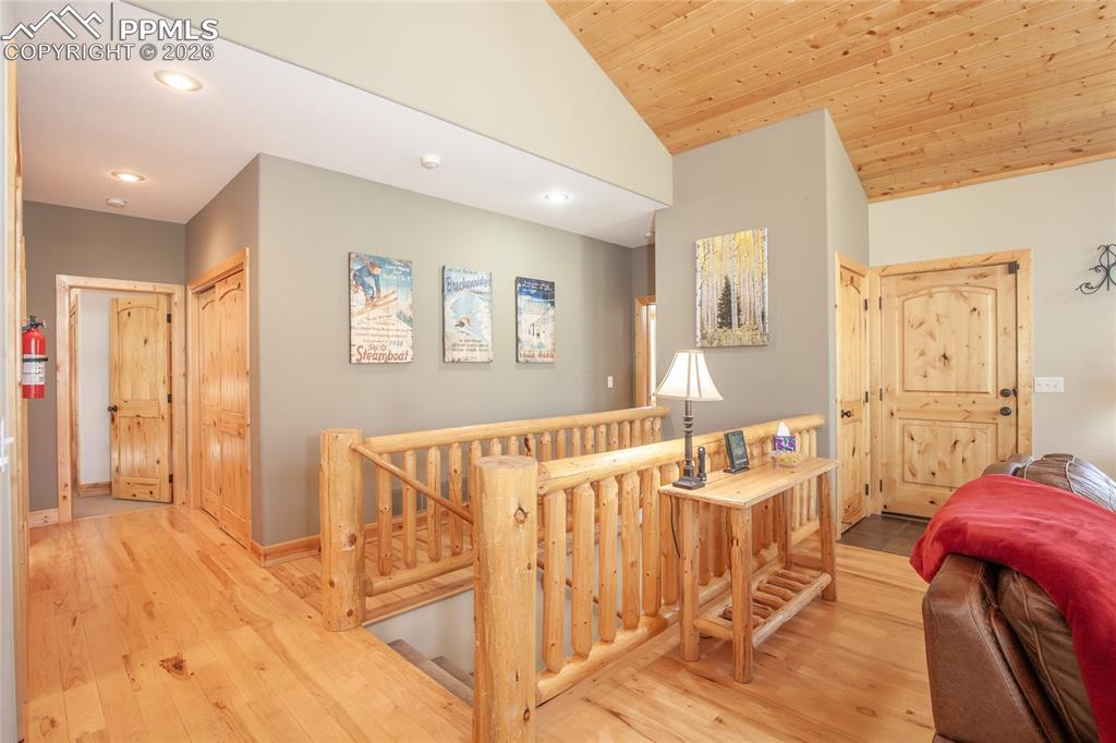 Image 20 of 50: Deck