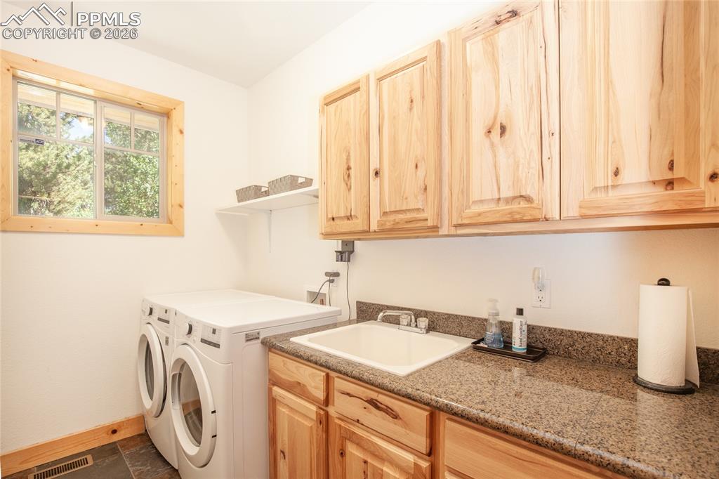 Image 30 of 50: Bathroom