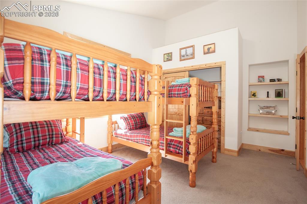 Image 32 of 50: Bedroom