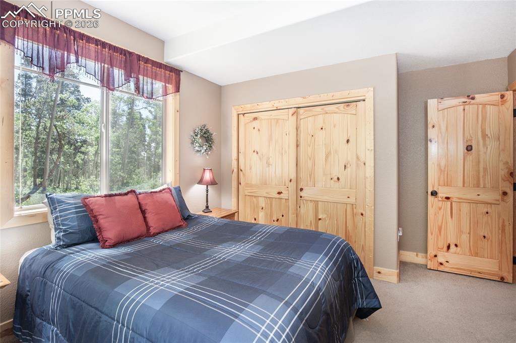 Image 40 of 50: Living Room