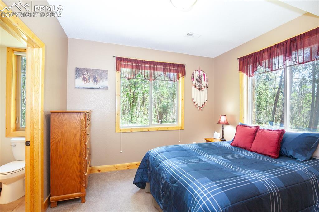 Image 41 of 50: Living Room