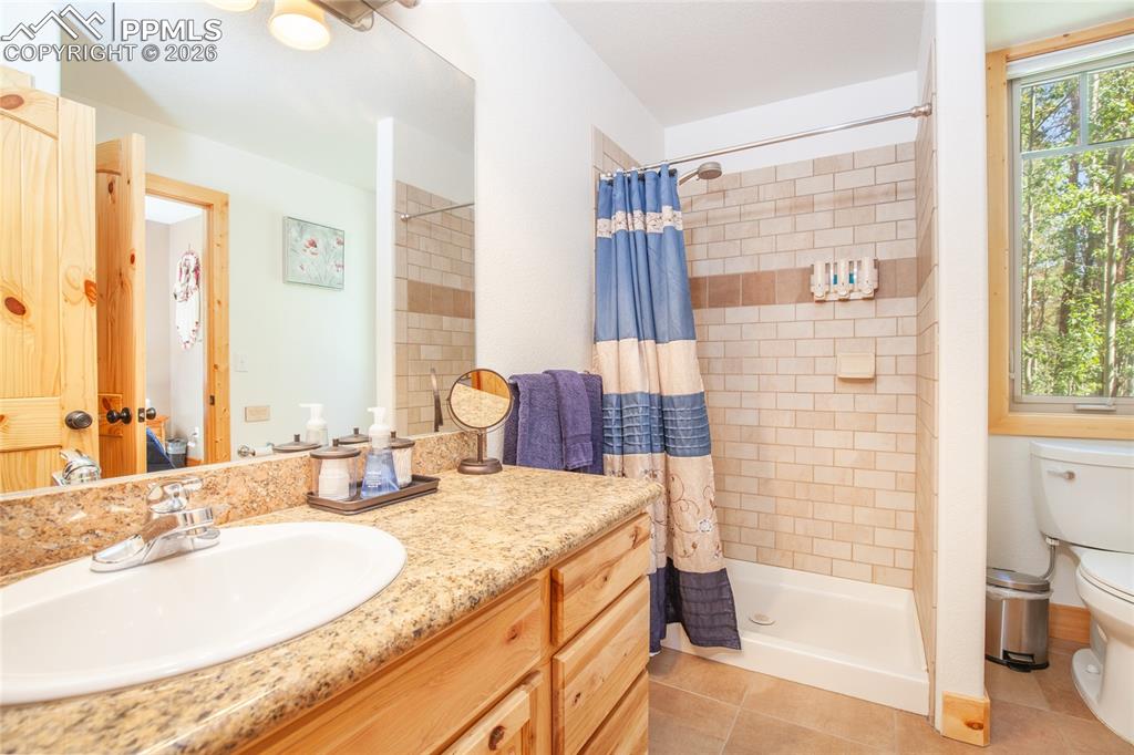 Image 42 of 50: Living Room