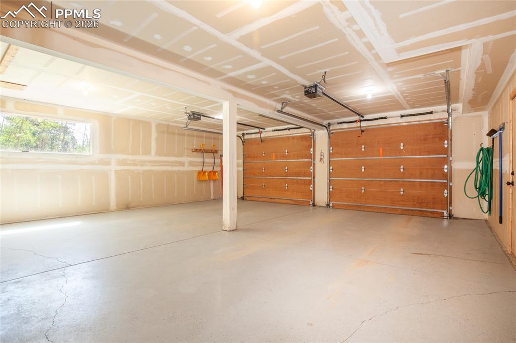 Image 43 of 50: Living Room