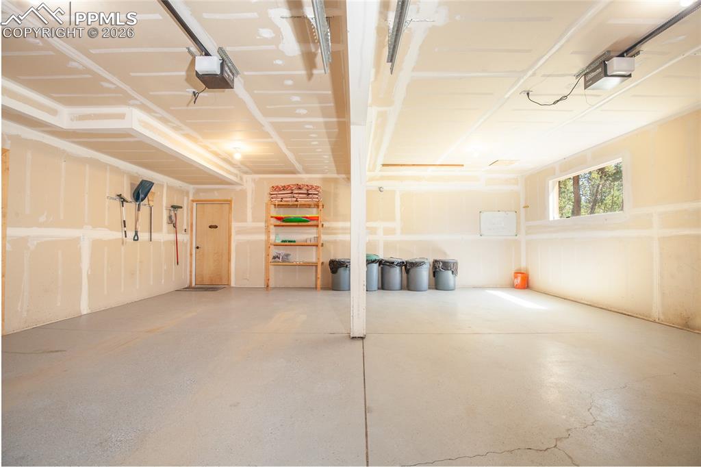 Image 44 of 50: Living Room