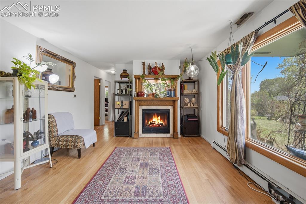 Image 8 of 50: Sitting Room