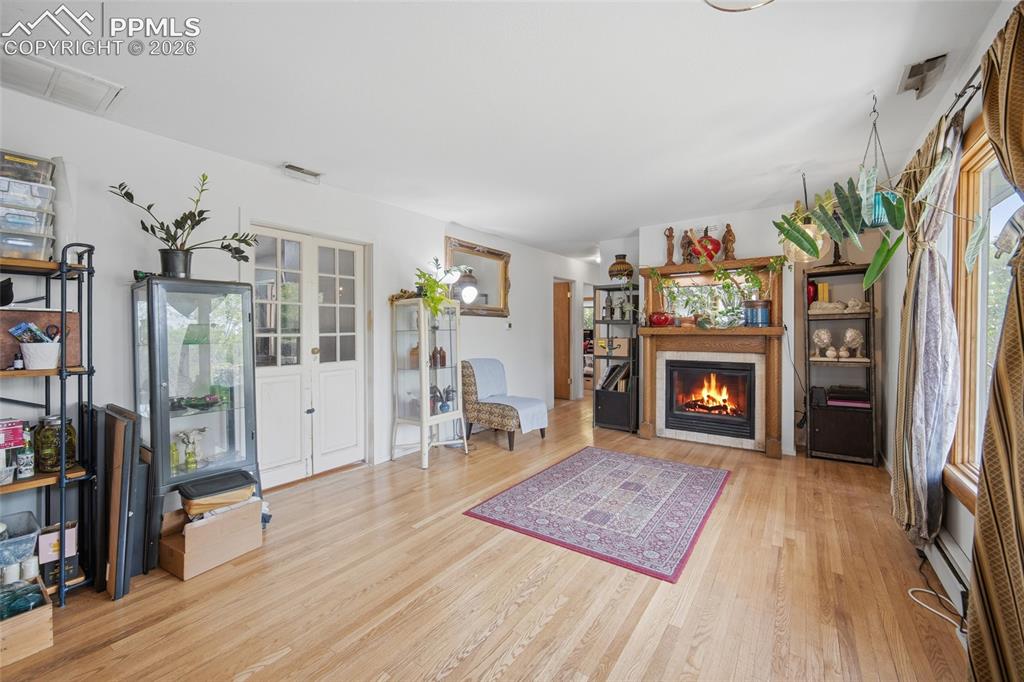 Image 9 of 50: Living Room