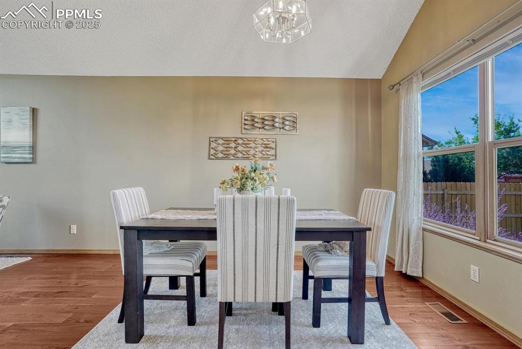 Image 11 of 50: Dining Area