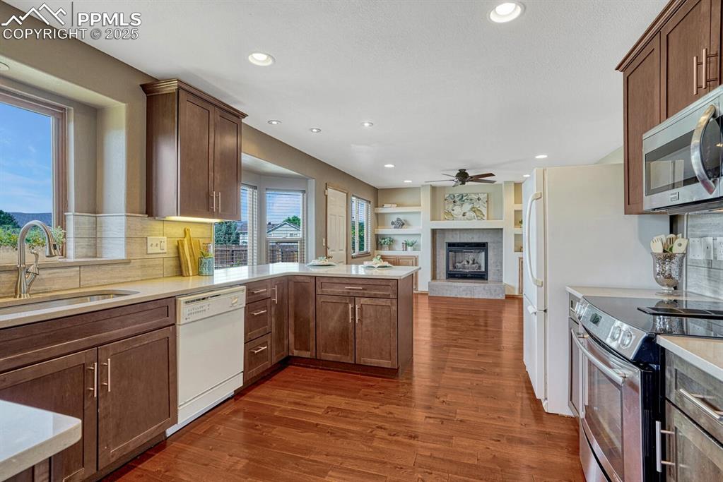 Image 14 of 50: Kitchen