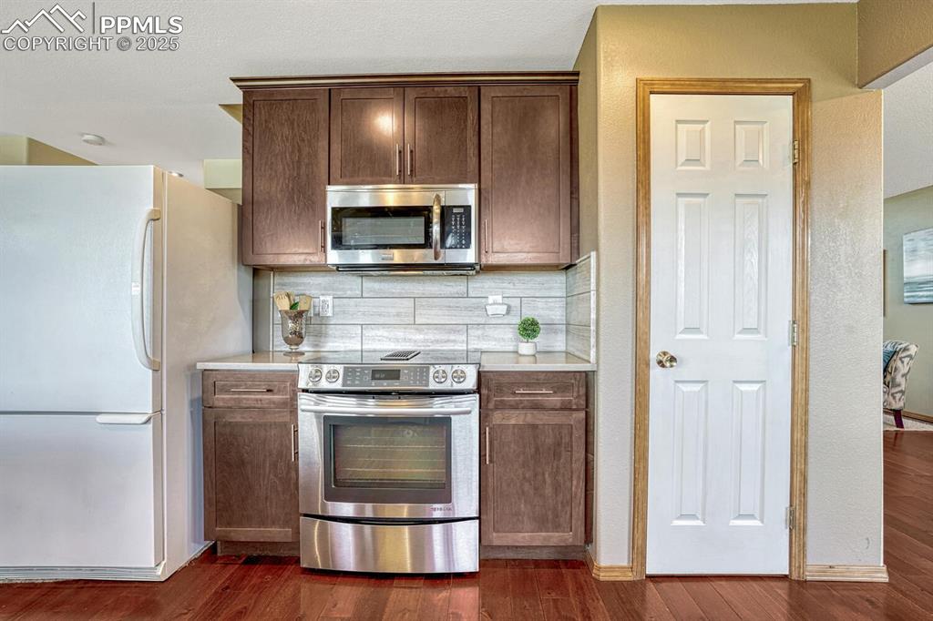 Image 15 of 50: Kitchen