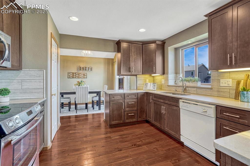 Image 16 of 50: Kitchen