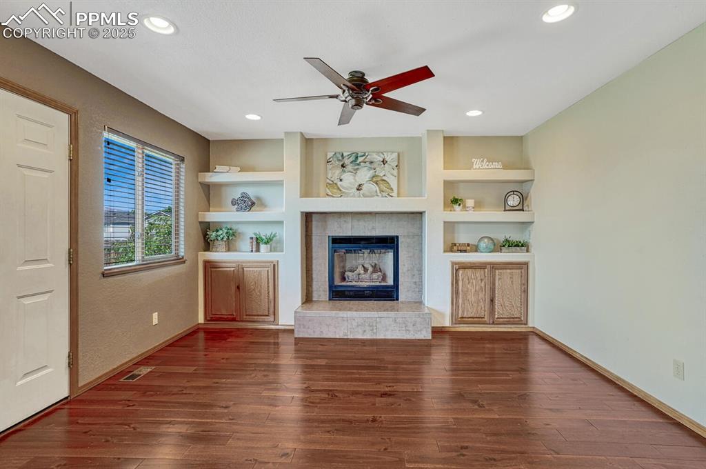 Image 18 of 50: Living Room