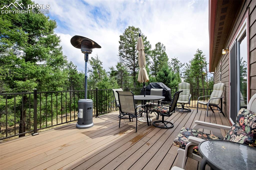 Image 14 of 50: Deck