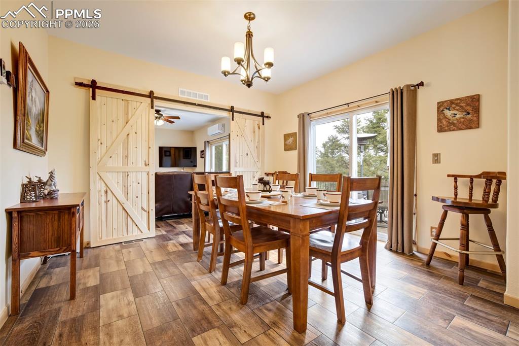 Image 18 of 50: Dining Area