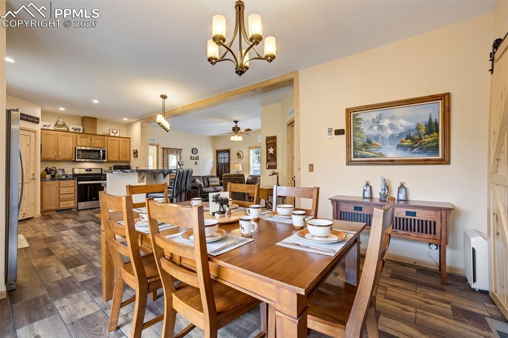 Image 20 of 50: Dining Area