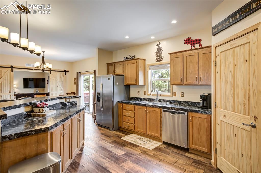 Image 21 of 50: Kitchen