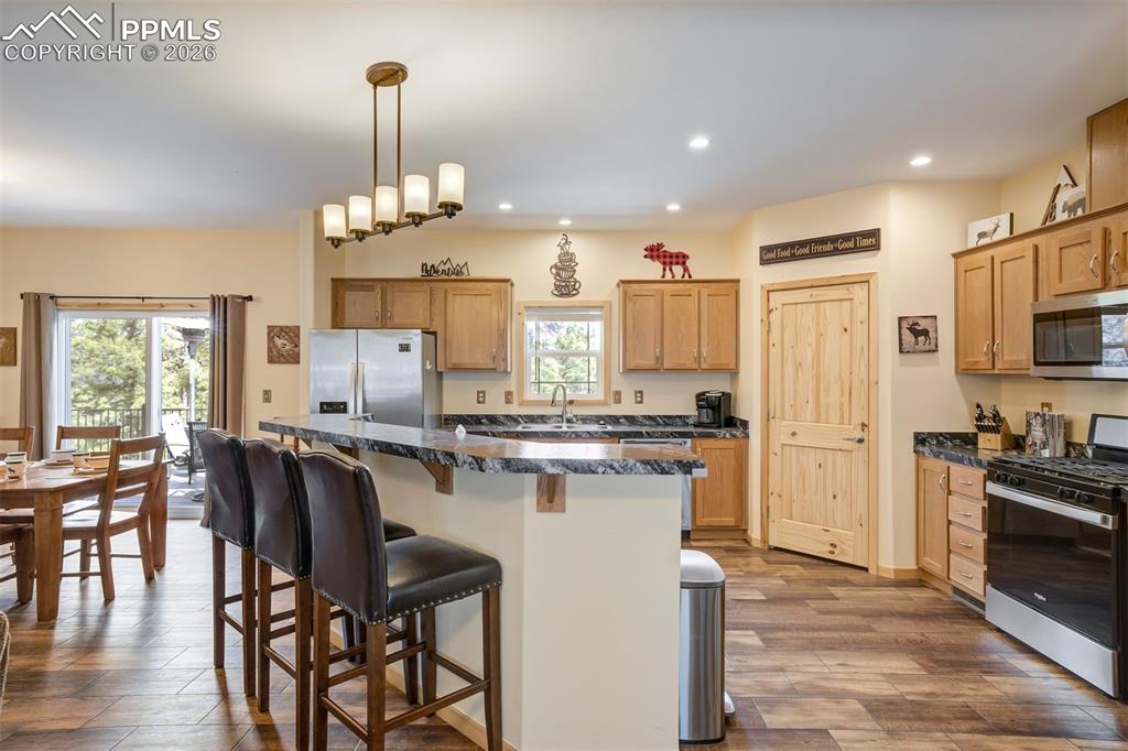 Image 23 of 50: Kitchen