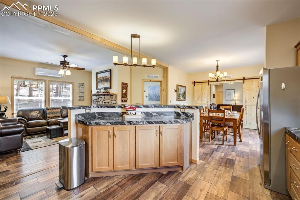 Image 24 of 50: Kitchen