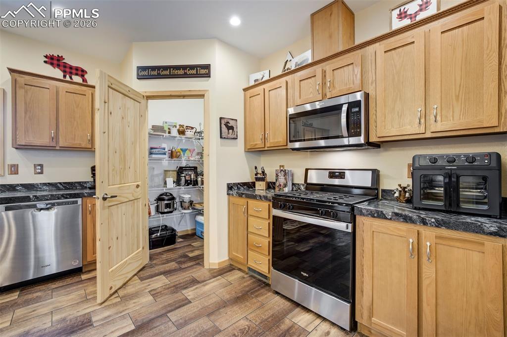 Image 25 of 50: Kitchen