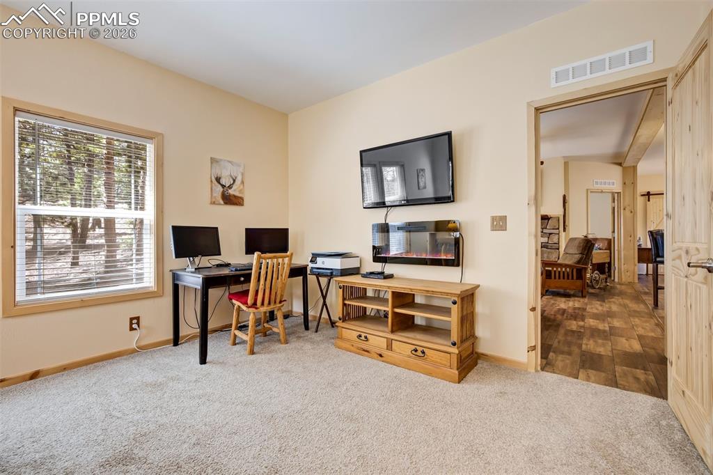 Image 29 of 50: Office