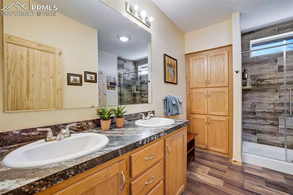 Image 31 of 50: Bathroom