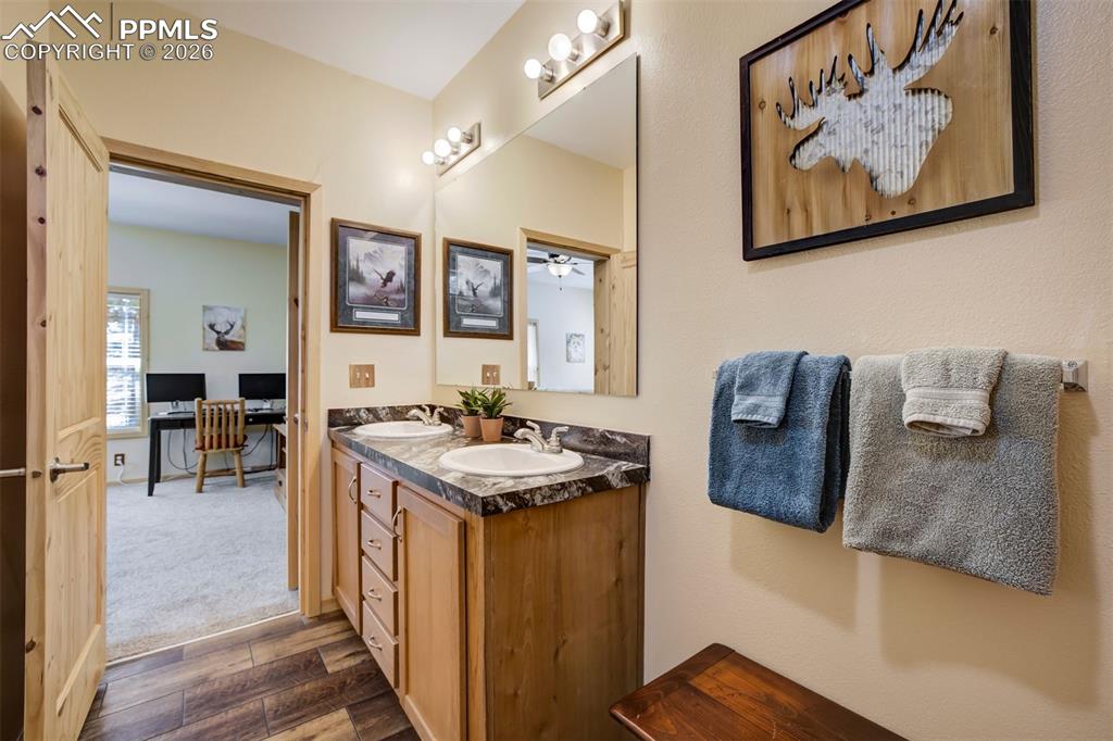 Image 32 of 50: Bathroom