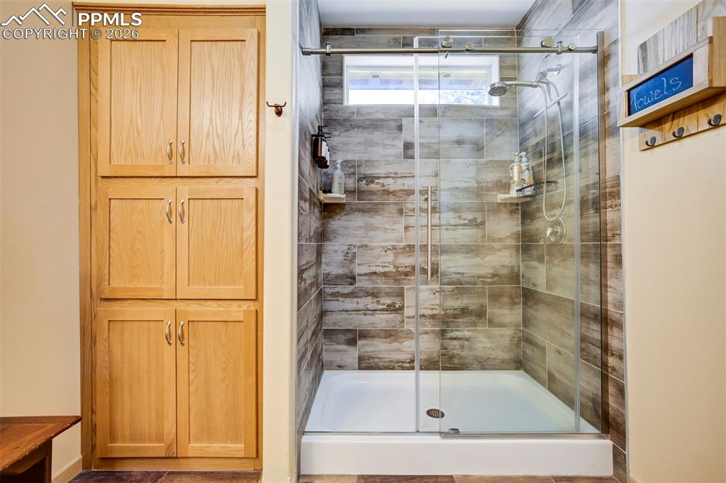 Image 33 of 50: Bathroom