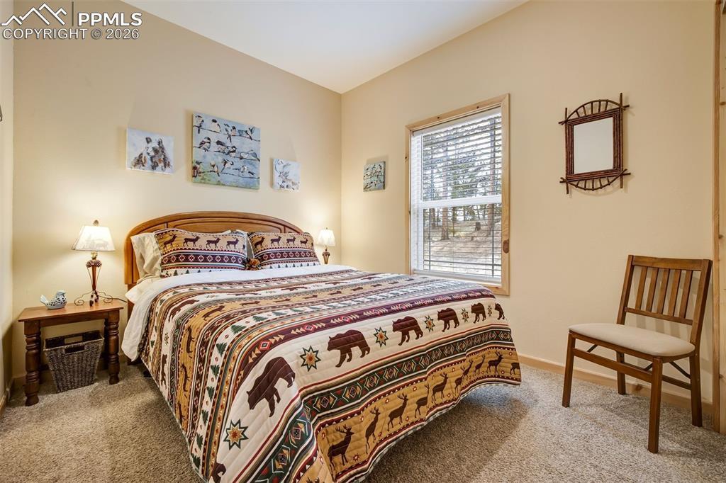 Image 34 of 50: Bedroom