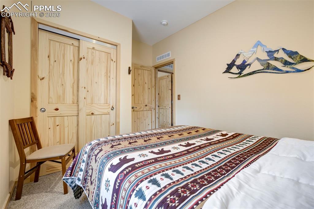 Image 35 of 50: Bedroom