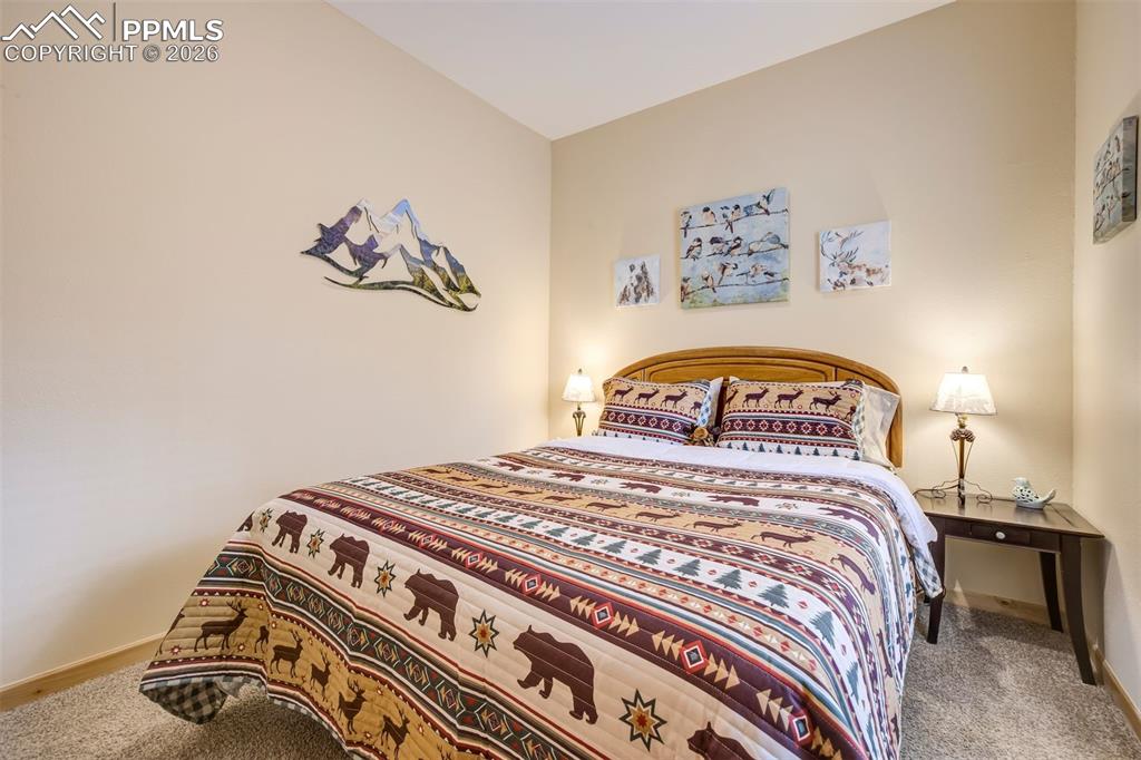 Image 36 of 50: Bedroom