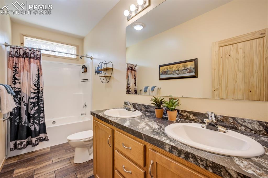 Image 39 of 50: Bathroom