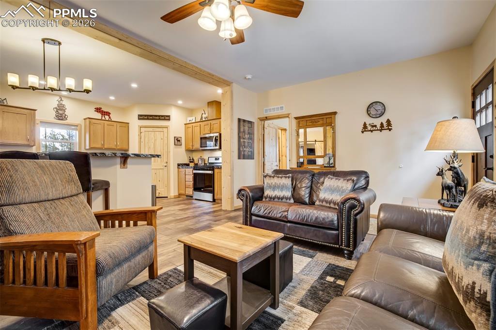 Image 7 of 50: Living Room