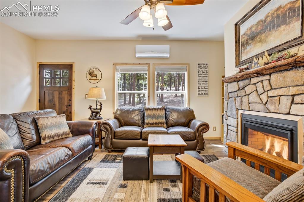 Image 8 of 50: Living Room