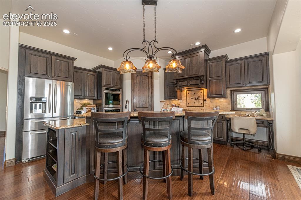 Image 10 of 50: Kitchen